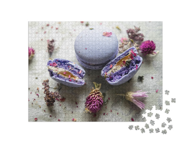 Puzzel 1000 stukjes „Paarse macarons met wilde bloemen“