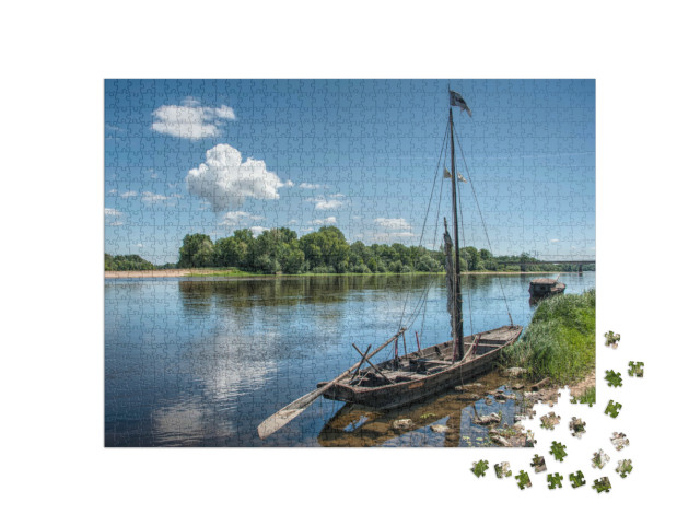 Puzzel 1000 stukjes „Kleine vissersboot op de Loire in het westen van Frankrijk“