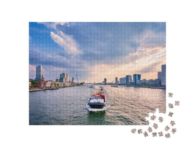 Puzzel 1000 stukjes „Rotterdam en de Erasmusbrug over de Nieuwe Maas met vrachtschepen en boten“