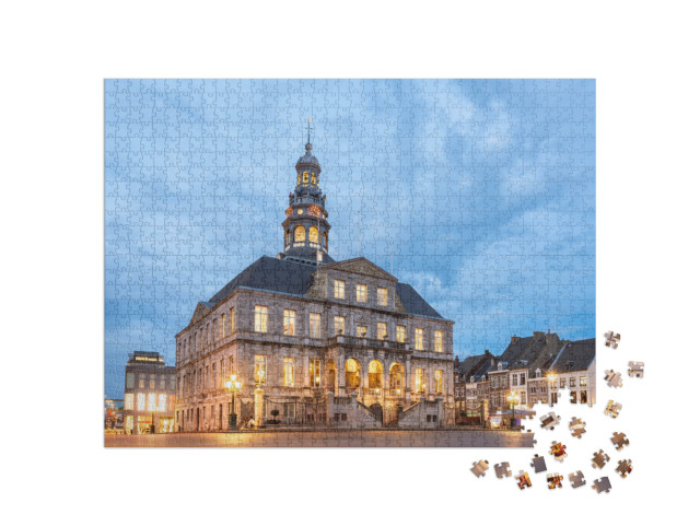 Puzzel 1000 stukjes „Stadhuis en marktplein Maastricht bij schemering, Nederland“