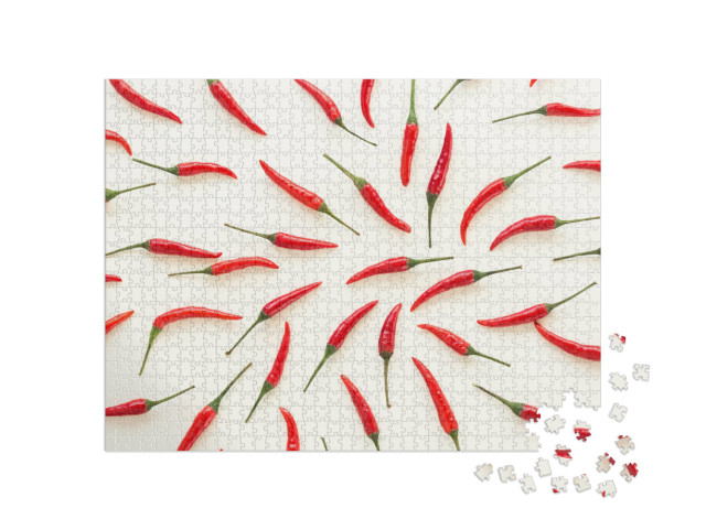 Puzzel 1000 stukjes „Veel rode chilipepers op een witte achtergrond“