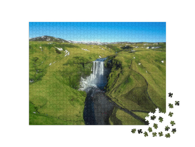 Puzzel 1000 stukjes „Beroemde watervallen: Skogafoss in het centrum van IJsland, luchtfoto“
