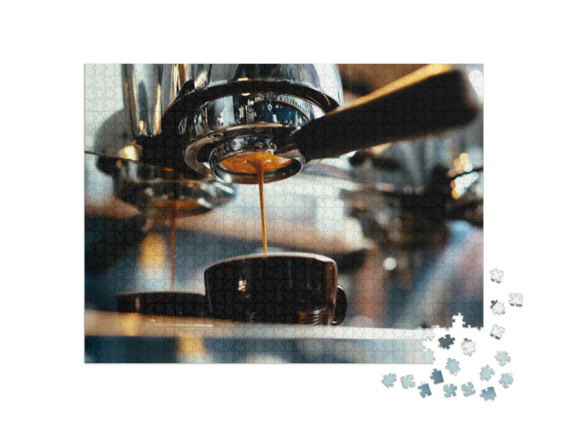 Puzzel 1000 stukjes „Close-up van espresso die uit de koffiemachine stroomt“