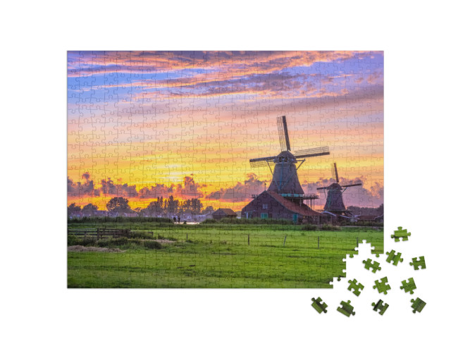 Puzzel 500 stukjes „Traditioneel dorp met Nederlandse windmolens bij zonsondergang“