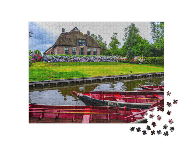 Puzzel 1000 stukjes „Giethoorn, Nederland Rode boten in de gracht voor een typisch Nederlands landhuis“