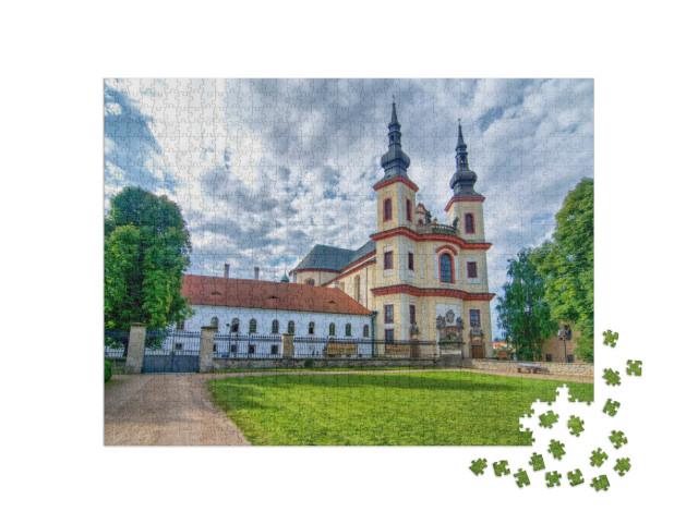 Puzzel 1000 stukjes „Litomysl: Uitzicht op de kerk bij het kasteel, Tsjechië“