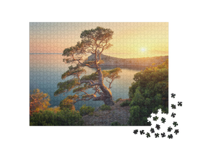 Puzzel 1000 stukjes „Boom op een berg aan zee bij zonsondergang“