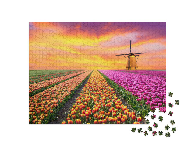 Puzzel 1000 stukjes „Landschap met zonsopgang boven een tulpenveld in Nederland“