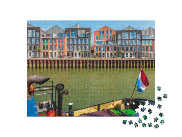 Puzzel 1000 stukjes „Hedendaagse huizen in Dordrecht, met een oude sleepboot op de voorgrond“