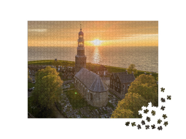 Puzzel 1000 stukjes „Luchtfoto van de historische stad Hindeloopen bij spectaculaire zonsondergang“