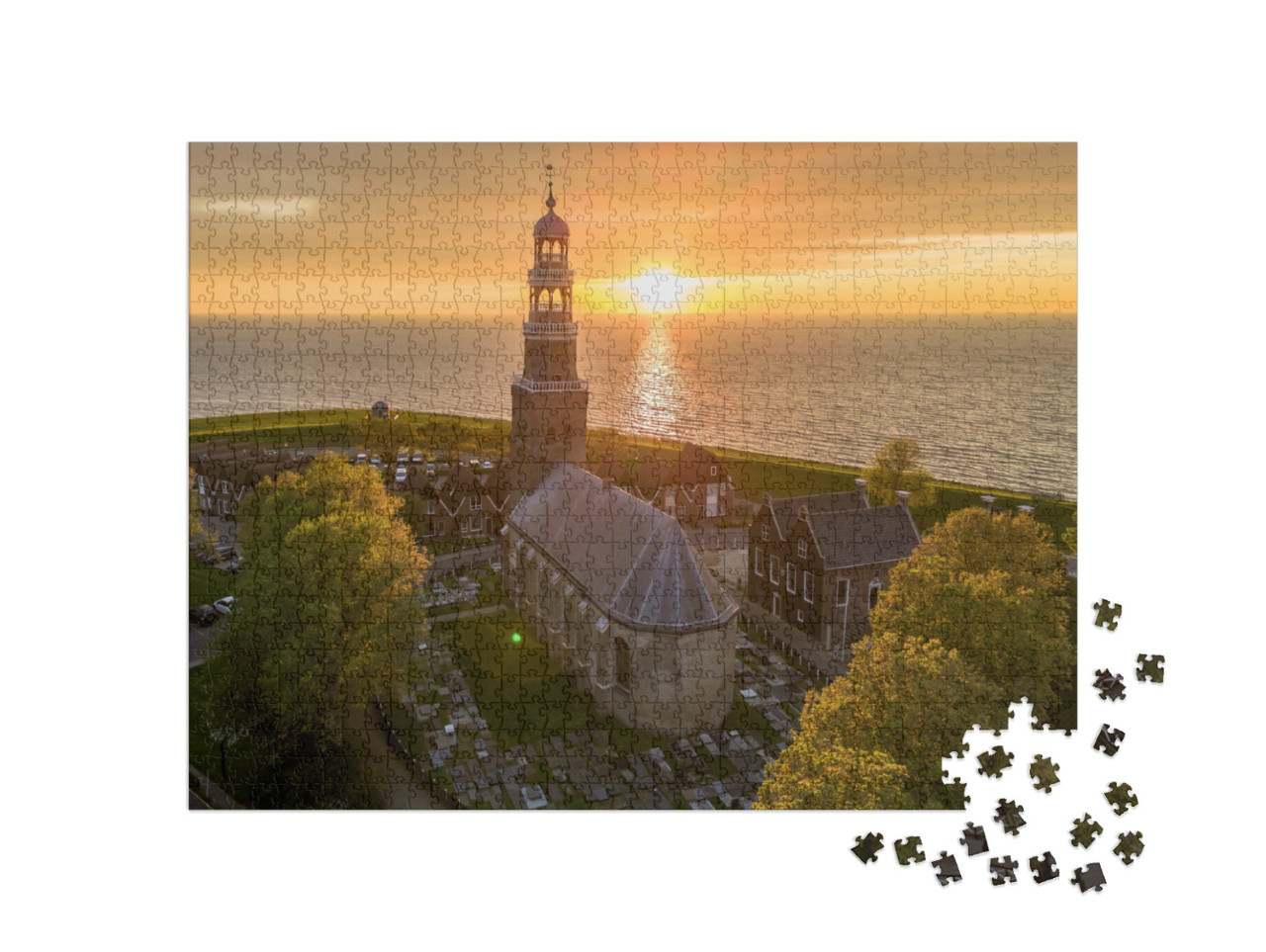Puzzel 1000 stukjes „Luchtfoto van de historische stad Hindeloopen bij spectaculaire zonsondergang“