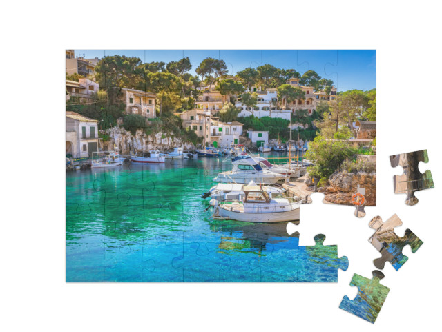 Puzzel 48 stukjes „Uitzicht op de idyllische oude vissershaven van Cala Figuera, Mallorca, Spanje“