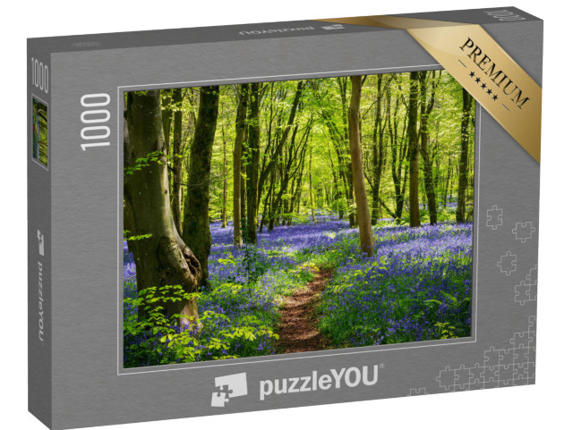 Puzzel 1000 stukjes „Zonlicht in een bos met diepblauwe, paarse bloemen“