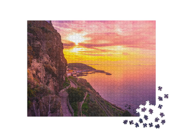 Puzzel 1000 stukjes „Oud stadscentrum van Castelsardo met oude steeg, Sardinië, Italië“