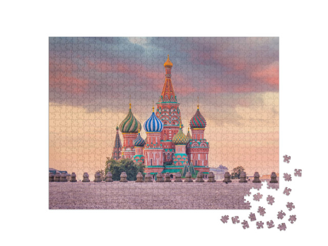 Puzzel 1000 stukjes „Sint-Basiliuskathedraal op het Rode Plein in Moskou bij zonsopgang, Rusland“