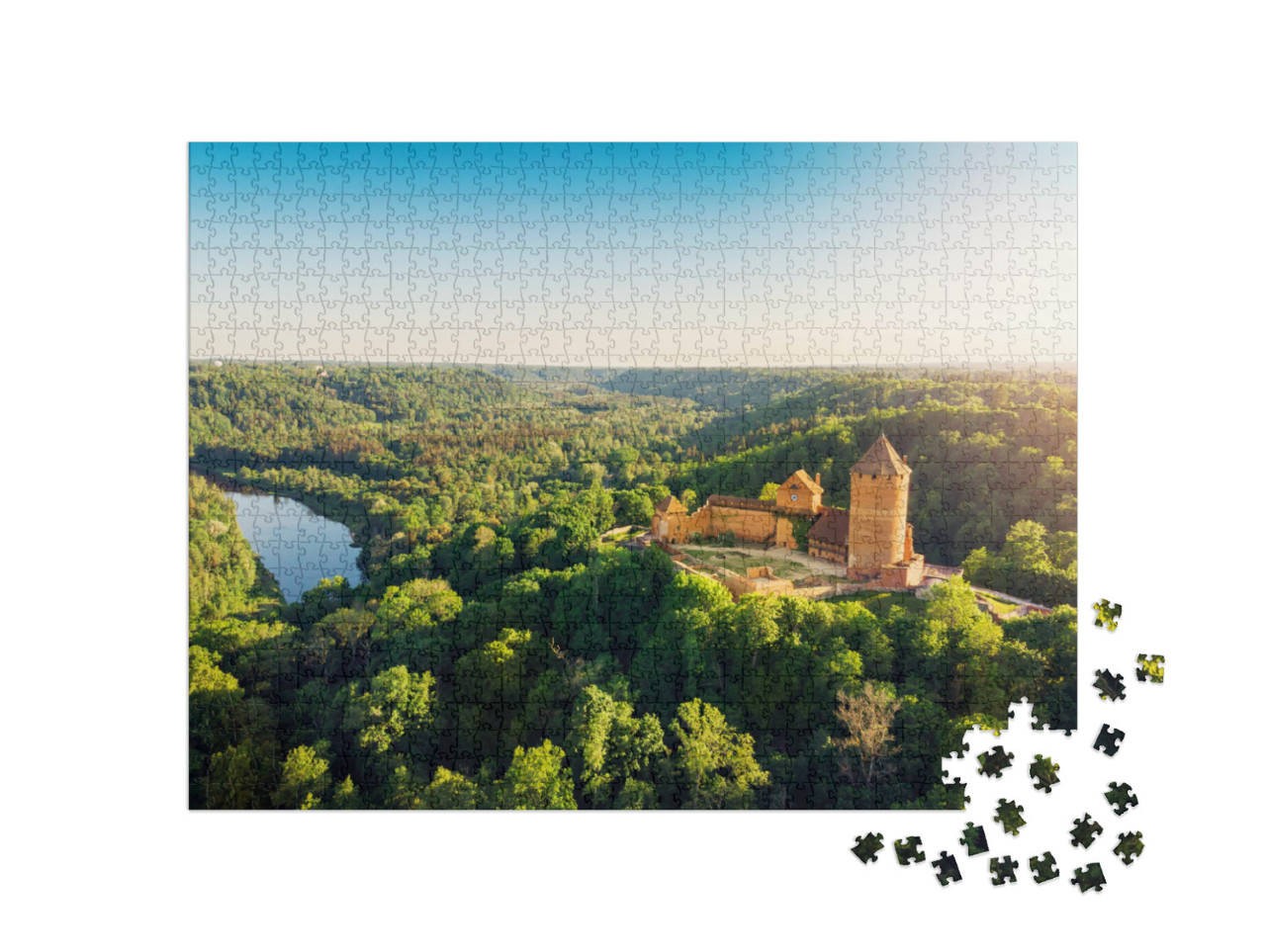 Puzzel 1000 stukjes „Luchtfoto van het kasteel Turaida en de rivier Gauja, Letland“