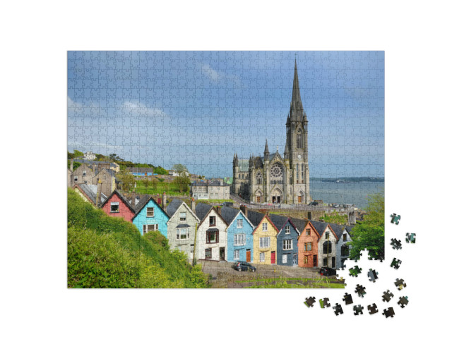 Puzzel 1000 stukjes „Kleurrijke rijtjeshuizen voor de kathedraal van Cobh, County Cork, Ierland“