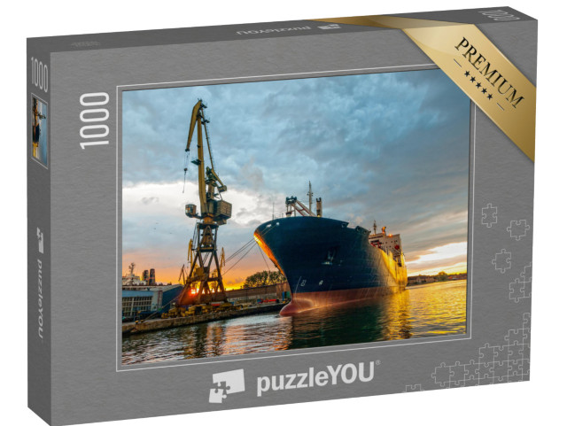 Puzzel 1000 stukjes „Vrachtschip in de haven bij zonsondergang, Gdansk, Polen.“