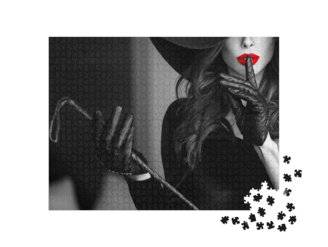Puzzel 1000 stukjes „Sexy dominante vrouw met hoed en zweep“