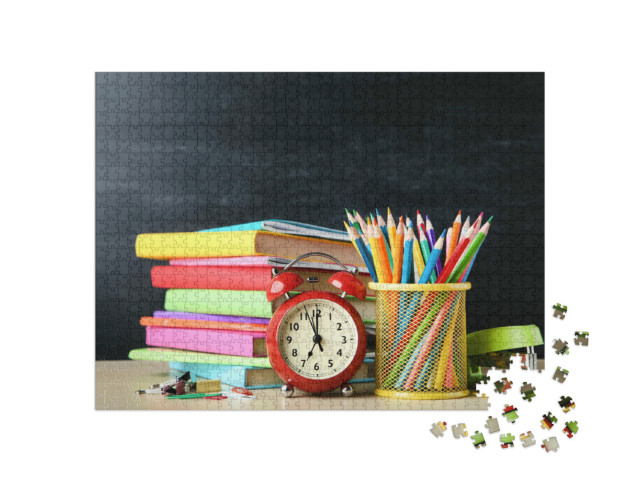 Puzzel 1000 stukjes „Schoolboeken met potloden en wekkers“