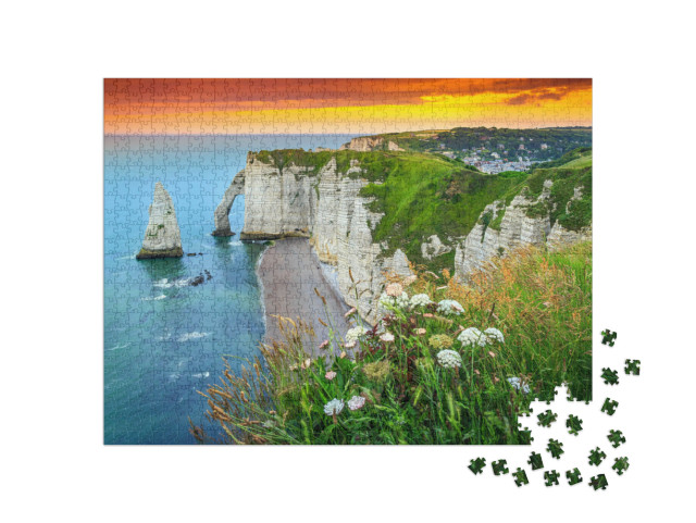 Puzzel 1000 stukjes „Mooie kliffen van Etretat met prachtige beroemde kustlijn en prachtige zonsondergang“