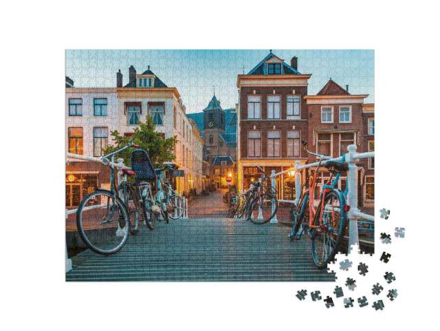 Puzzel 1000 stukjes „Traditionele architectuur, huizen en grachten tijdens het blauwe uur in Leiden“