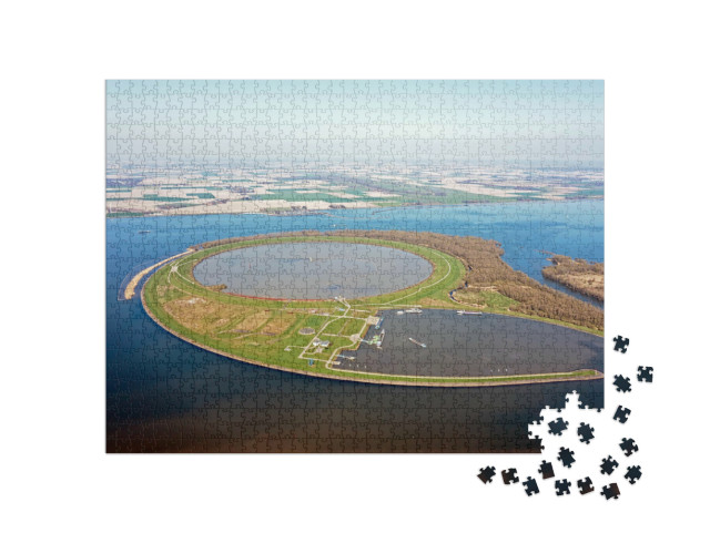 Puzzel 1000 stukjes „Luchtfoto van IJsseloog, een kunstmatig eiland in het midden van het Ketelmeer“
