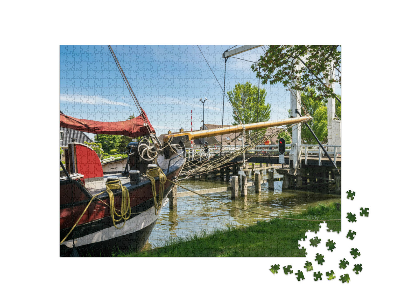 Puzzel 1000 stukjes „Oud zeiljacht bij een houten ophaalbrug in het oude vissersdorp Stavoren“