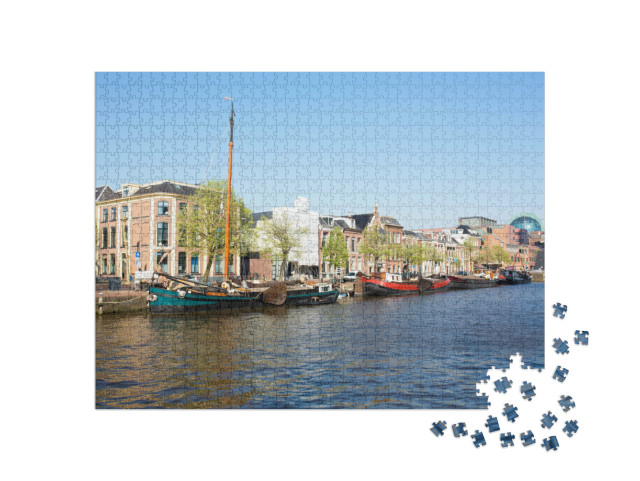 Puzzel 1000 stukjes „Uitzicht op de Wester Stadsgracht vanaf de Willemskade, de Friese stad Leeuwarden“