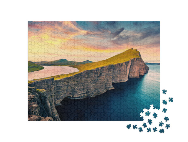 Puzzel 1000 stukjes „Luchtfoto van het Sorvagstanmeer in de ochtend (Faeröer)“