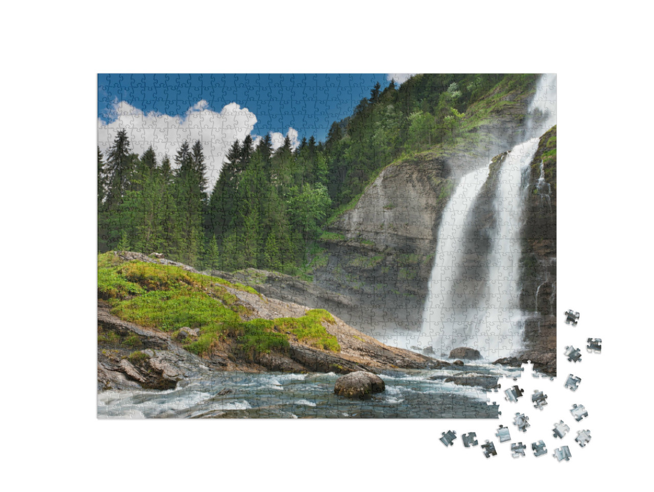 Puzzel 1000 stukjes „Alpine waterval in het bergbos onder een blauwe hemel“