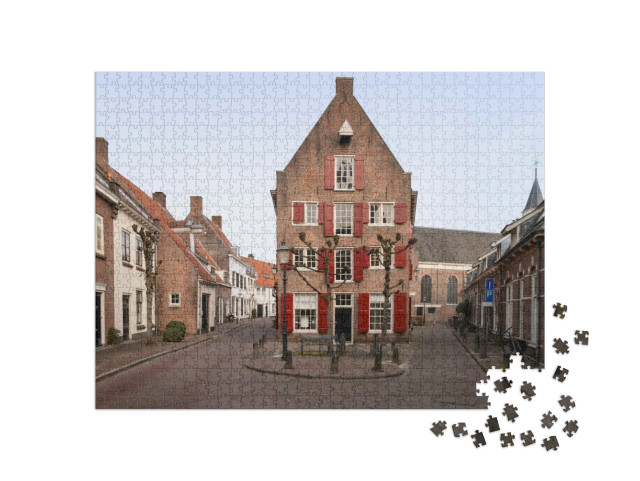 Puzzel 1000 stukjes „Smalle straatjes in het centrum van Amersfoort met de Elleboogkerk op de achtergrond“