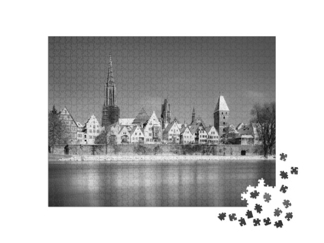 Puzzel 1000 stukjes „Uitzicht op Ulm met kathedraal en Donau in de sneeuw“