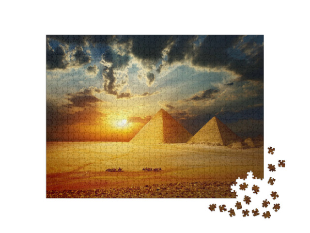 Puzzel 1000 stukjes „Roosterpiramides en bedoeïenen op kamelen, Egypte“