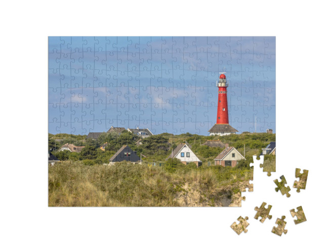 Puzzel 200 stukjes „Rode vuurtoren tussen de huizen van het dorp Schiermonnikoog“