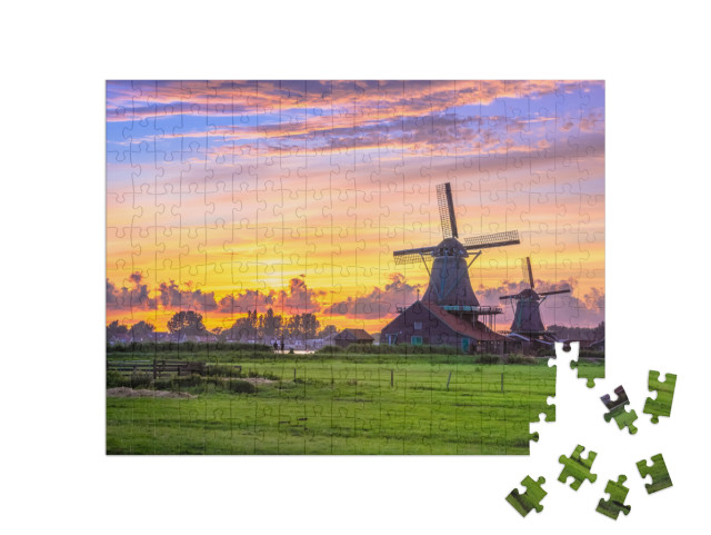 Puzzel 200 stukjes „Traditioneel dorp met Nederlandse windmolens bij zonsondergang“