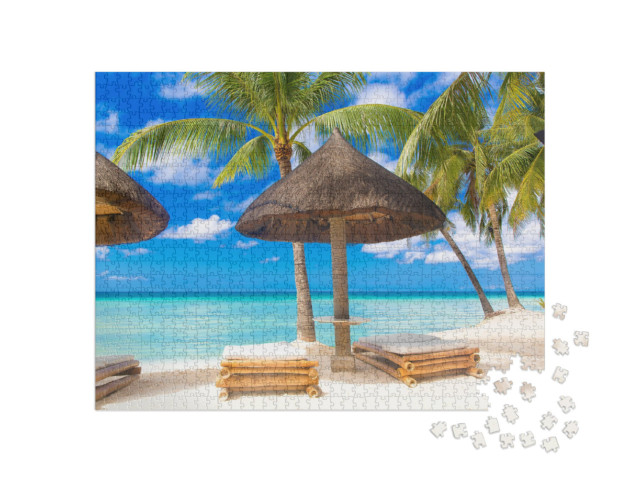 Puzzel 1000 stukjes „Parasol en strandstoelen onder de palmbomen op het tropische strand“