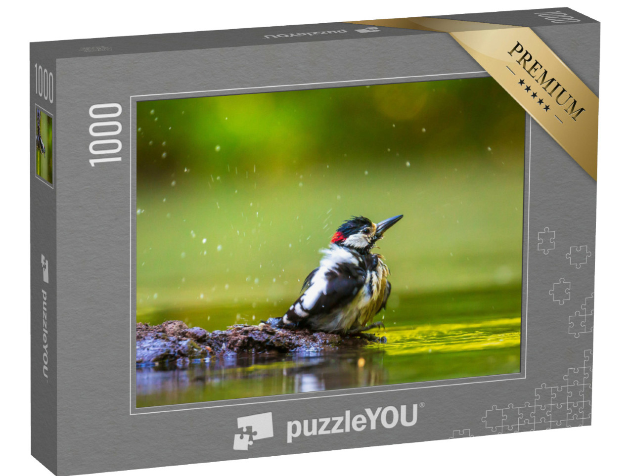 Puzzel 1000 stukjes „Close-up van een grote bonte specht badend in het bos“