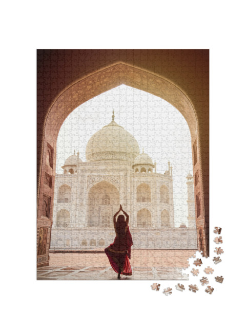 Puzzel 1000 stukjes „Indiase vrouw in rode sari bij de Taj Mahal, India“