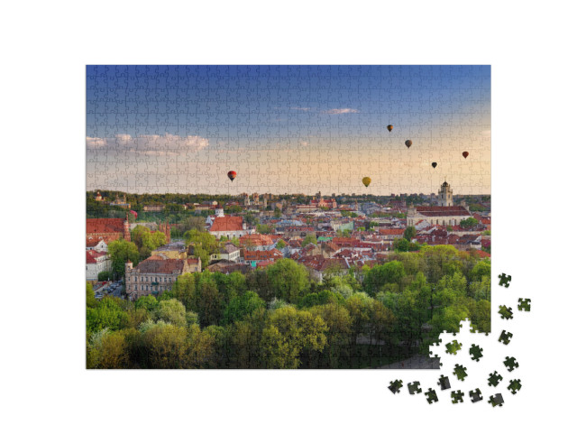 Puzzel 1000 stukjes „Zomerpanorama van de oude binnenstad van Vilnius met kleurrijke luchtballonnen“