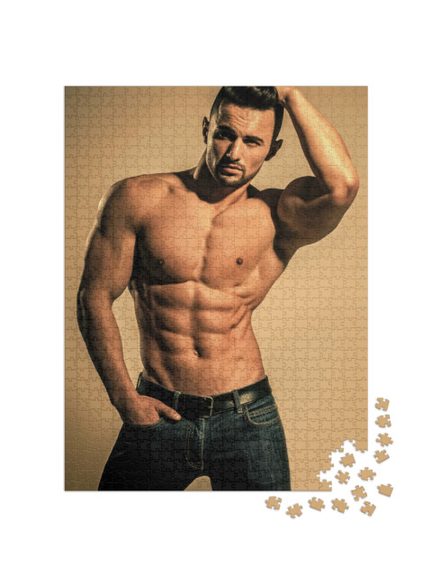 Puzzel 1000 stukjes „Bodybuilder met naakt bovenlichaam in spijkerbroek“