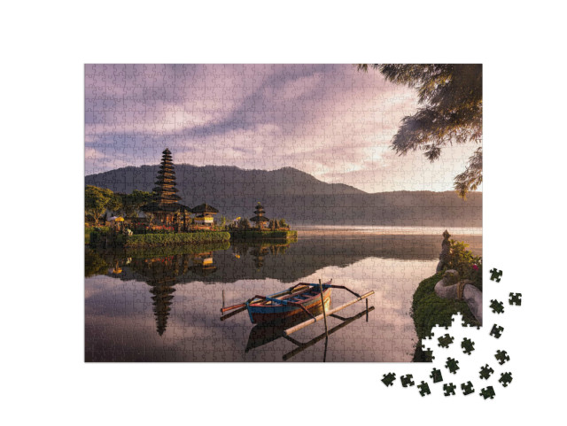 Puzzel 1000 stukjes „Prachtige zonsopgang bij het Bratanmeer met UlunDanu Tempel, Bali, Indonesië“