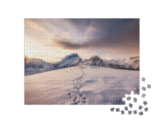 Puzzel 1000 stukjes „Sporen in de sneeuw bij zonsopgang in de bergen“