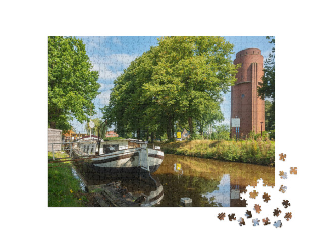 Puzzel 1000 stukjes „Landschap met watertoren in de Nederlandse stad Stadskanaal, Groningen“