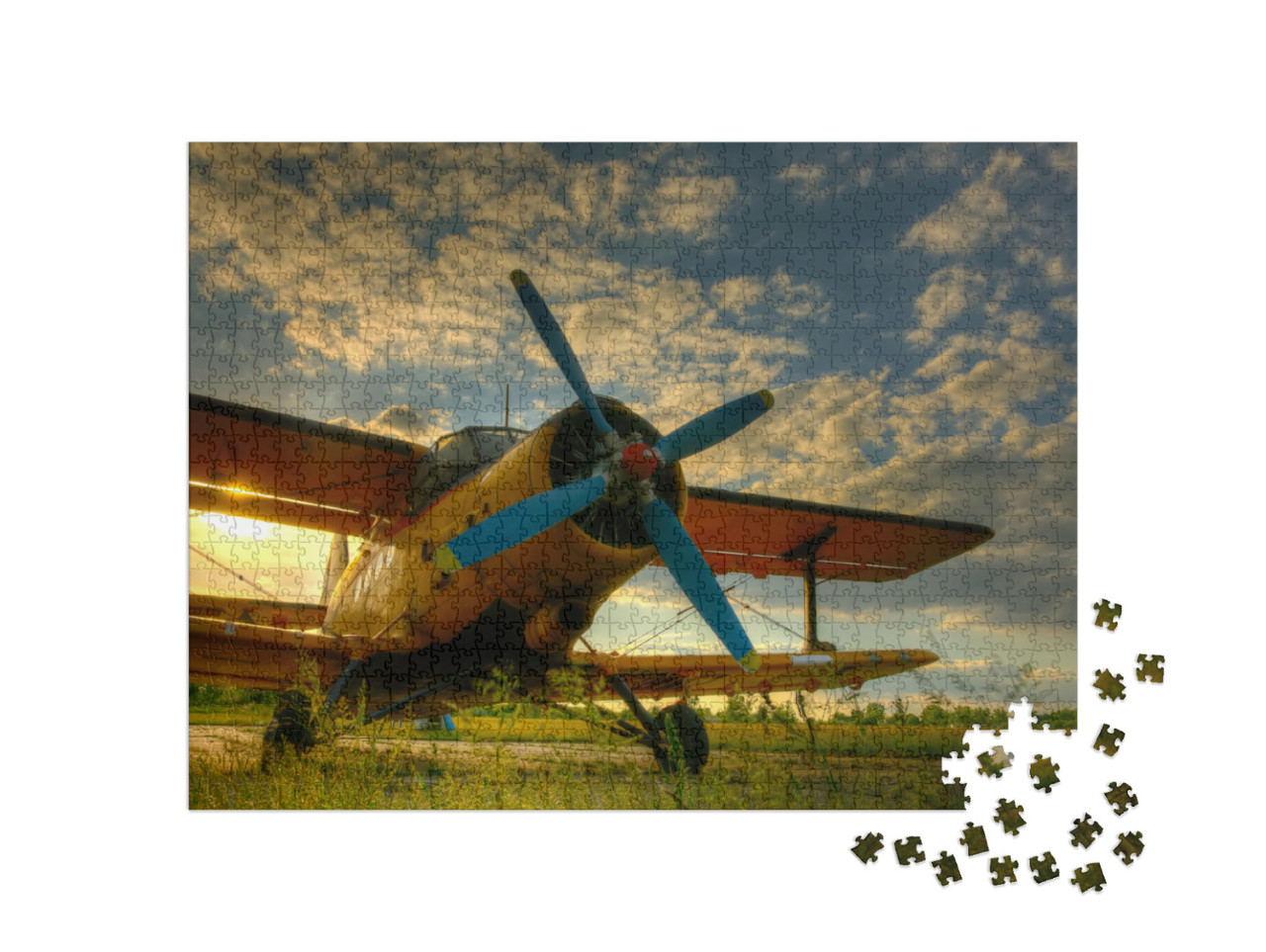 Puzzel 1000 stukjes „Historisch vliegtuig op groen gras bij zonsondergang“