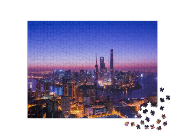 Puzzel 1000 stukjes „Shanghai skyline in het blauwrode avondlicht“