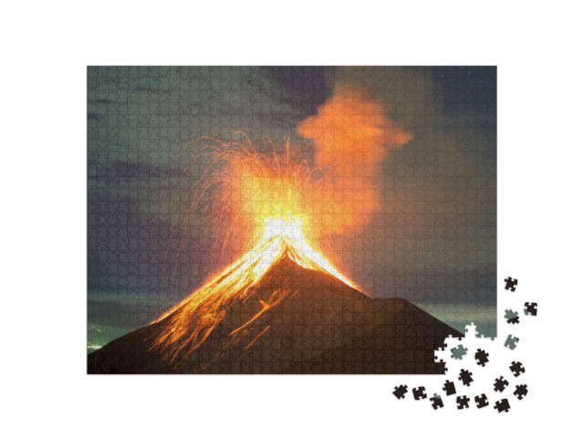 Puzzel 1000 stukjes „Vulkaanuitbarsting bij nacht, vulkaan Fuego in Antigua, Guatemala“