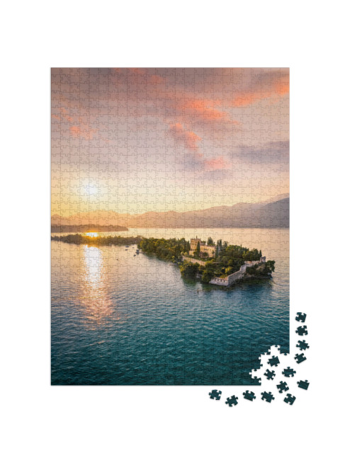 Puzzel 1000 stukjes „Isola del Garda met Villa Borghese bij zonsondergang, Italië“