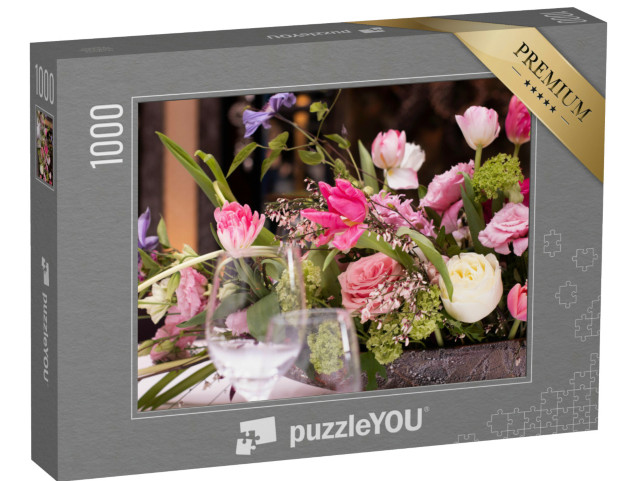 Puzzel 1000 stukjes „Schikking van roze bloemen met bladeren op tafel“