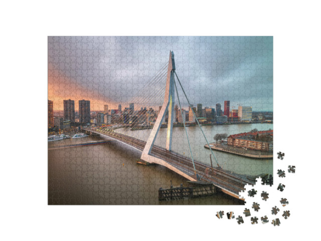 Puzzel 1000 stukjes „Skyline van de stad Rotterdam bij schemering“